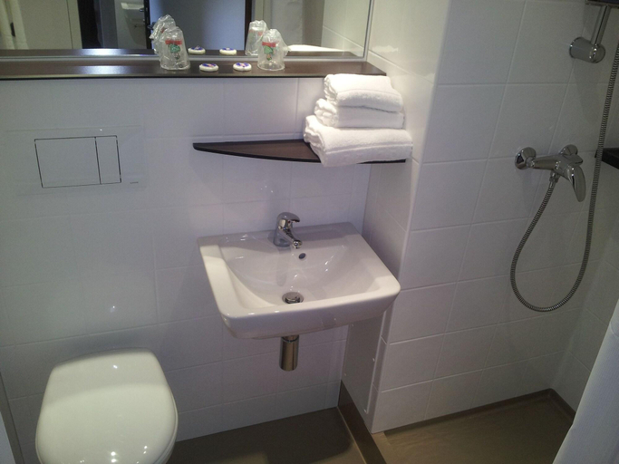 Bathroom 5, Fasthôtel Dunkerque, Nord