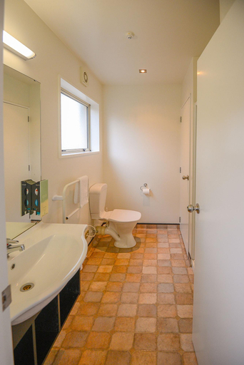 Bathroom 4, The Racecourse Hotel Motorlodge, Christchurch