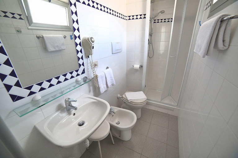 Bathroom 4, Hotel Villa Rosa, Genova