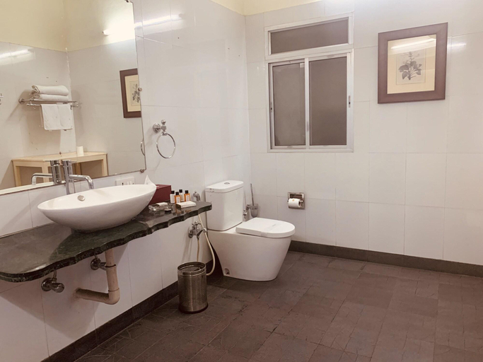 Bathroom 4, The Elgin Fairlawn Kolkata, Kolkata