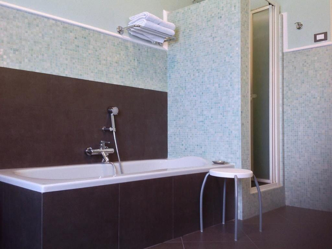 Bathroom 5, B&B Bruxelles Margherita, Genova