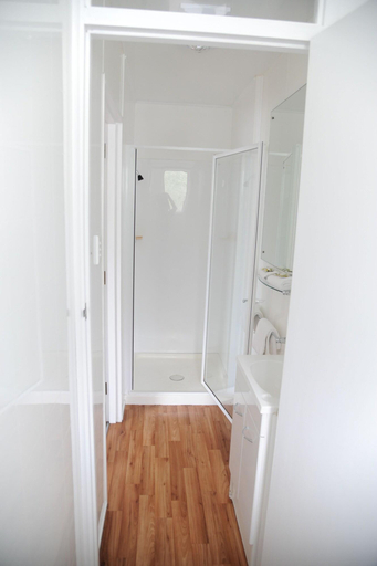 Bathroom 5, Blenheim Top 10 Holiday Park, Marlborough