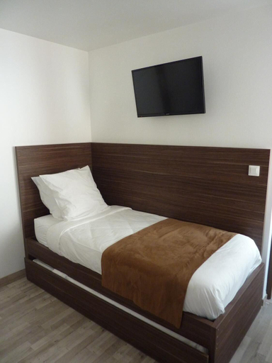 Bedroom 3, Hotel de la Cathedrale, Oise