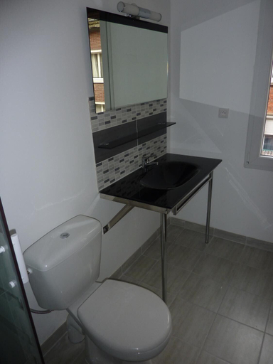 Bathroom 4, Hotel de la Cathedrale, Oise