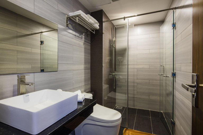Bathroom 5, Meriton Hotel, Nha Trang