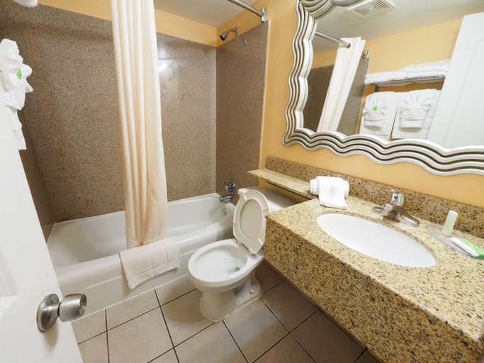 Bathroom 5, Seashire Inn & Suites, Virginia Beach