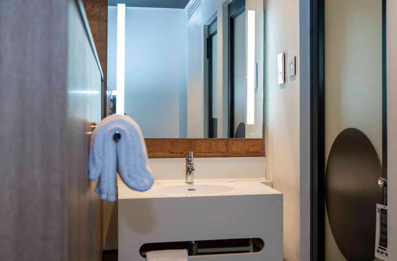 Bathroom, ONOMO Hotel Douala, Wouri