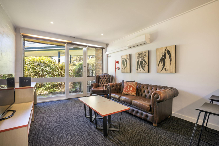 Public Area 3, Burvale Hotel, Whitehorse - Nunawading E.