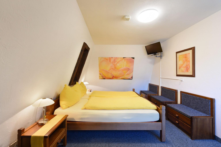 Bedroom 3, Schlosshotel - Self Check-In Hotel am Schlosspark, Brig