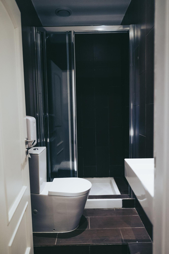 Bathroom 4, Urban Garden Hostel, Lisbon