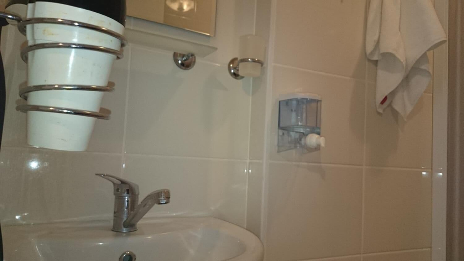 Bathroom 4, Puffin Suites, Beşiktaş