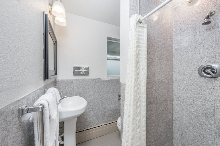 Bathroom 4, Rodeway Inn Pittsfield, Pike