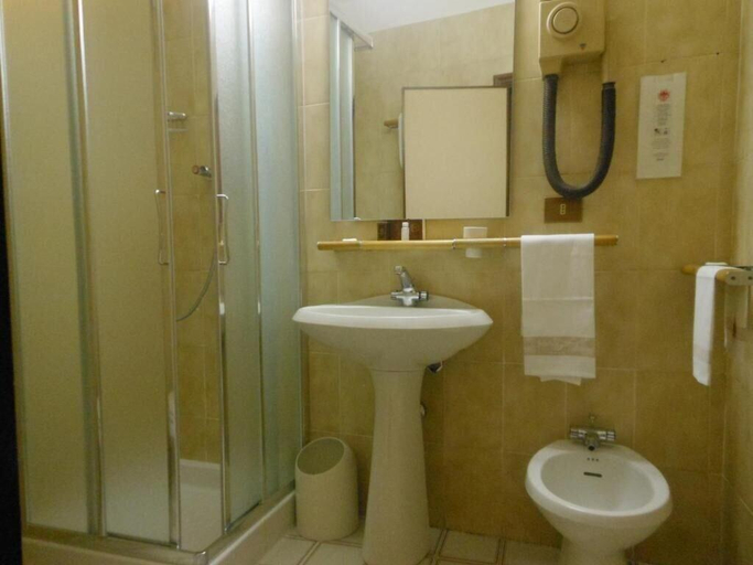 Bathroom 4, Hotel Corona, Campobasso