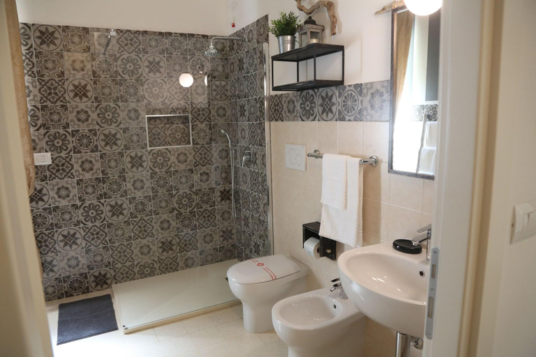 Bathroom 4, Palazzo Bignami, Lecce