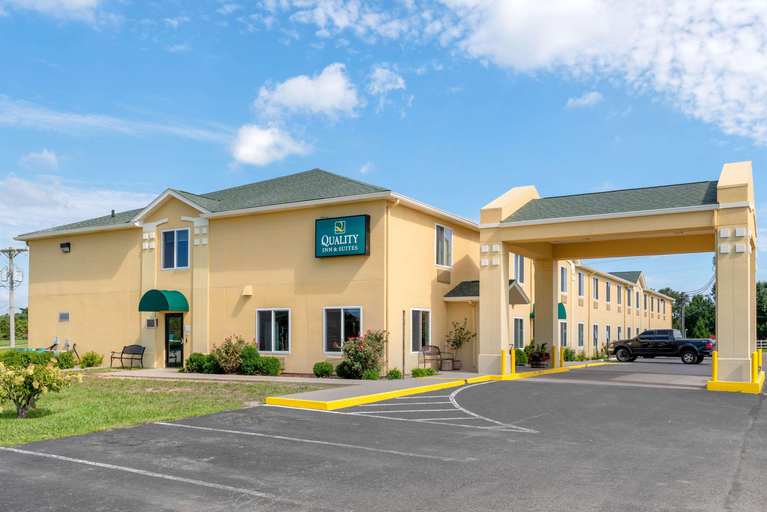 Exterior & Views 1, Quality Inn Suites, Meade