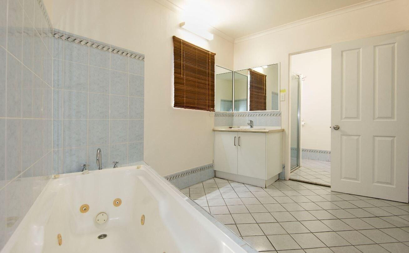 Bathroom 4, Coral Sands Motel, Mackay - Pt A
