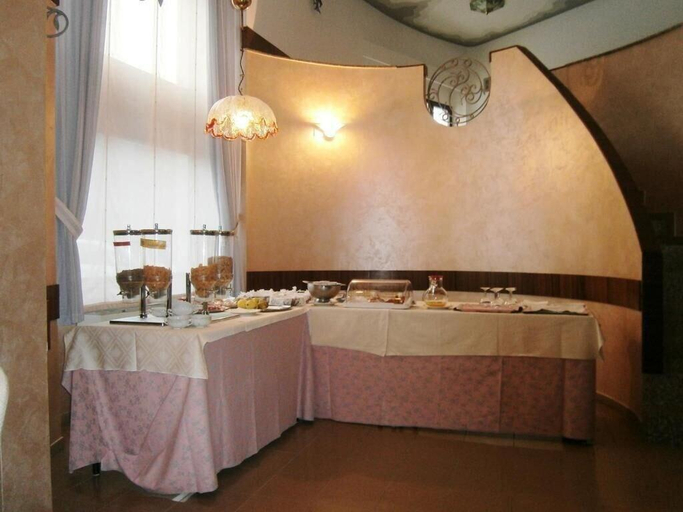 Others 5, Hotel Corona, Campobasso