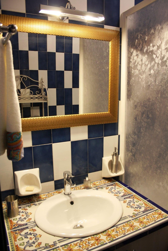 Bathroom, Mirabilia Arab House, Trapani