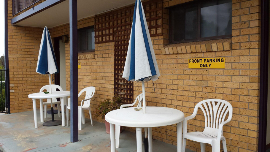 Food & Drinks 5, Young Goldrush Motel, Young
