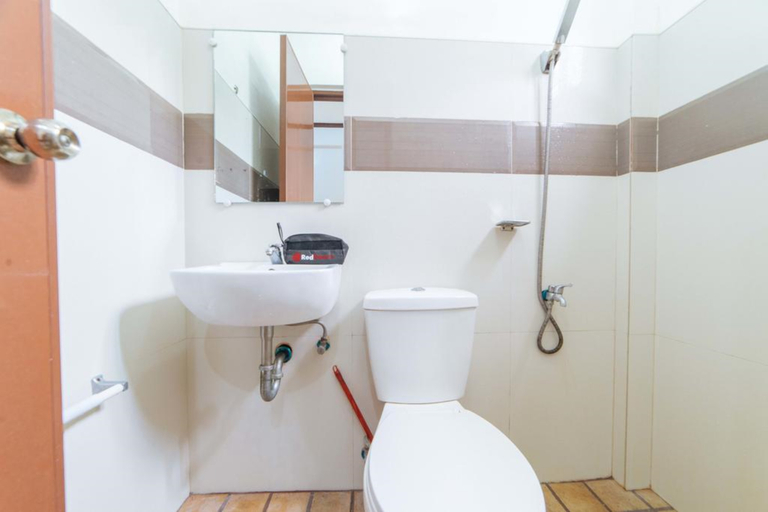 Bathroom 5, RedDoorz @ D Maagma Street, Kalibo
