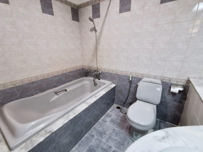 Bathroom 4, Chaleelay Hotel, Cha-Am
