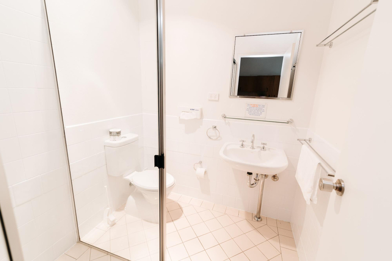Bathroom 4, The Ophir Hotel, Orange