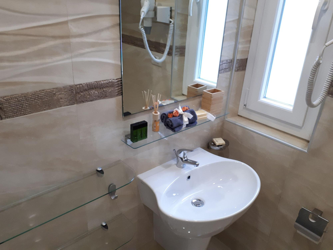 Bathroom 5, Silver House, La Spezia