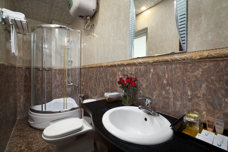 Bathroom 5, Hanoi Focus Boutique Hotel, Hoàn Kiếm