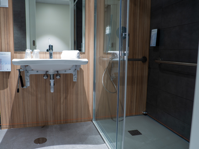 Bathroom 13