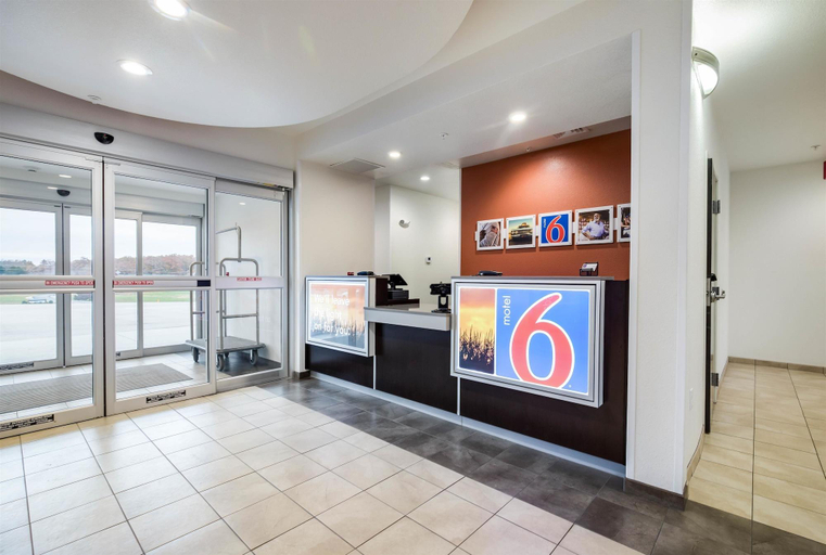 Public Area 2, Motel 6 Poplar Bluff, MO, Butler