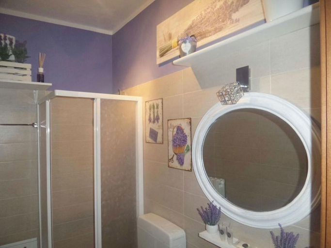 Bathroom 5, Verona Rooms, Verona