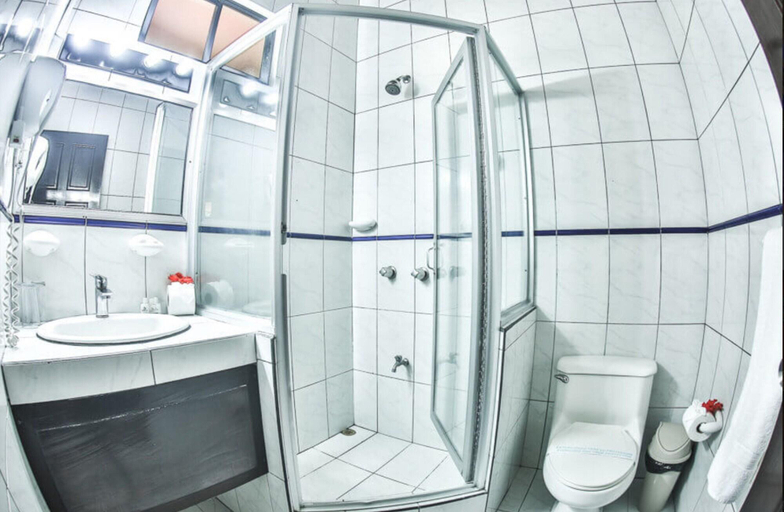 Bathroom 5, The Backyard Hotel, Garabito