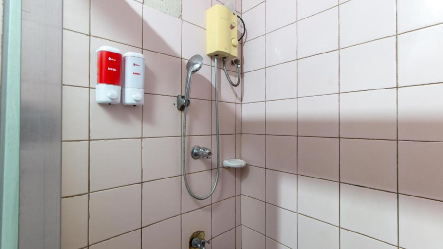Bathroom 4, RedDoorz @ Downtown Tacloban, Tacloban City