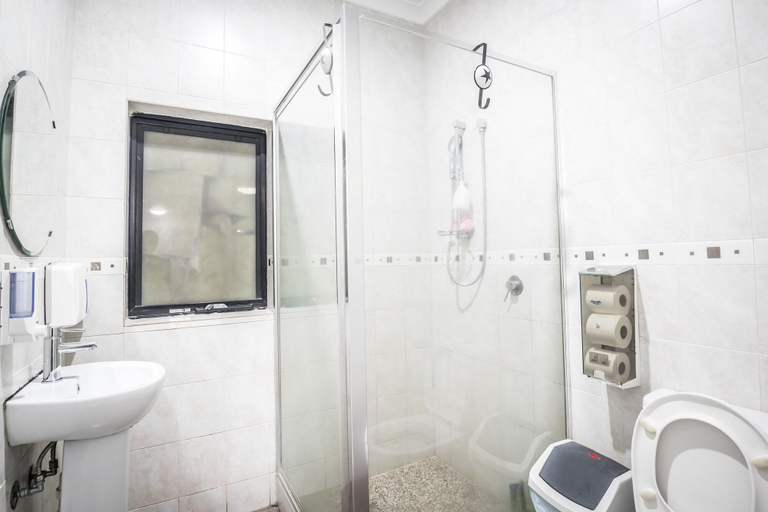 Bathroom 4, Downtown Backpackers Hostel - note - Valid Passport required for check in, Perth