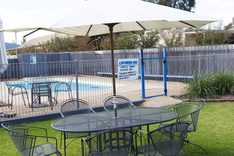 Sport & Beauty, A-line Motel, Griffith