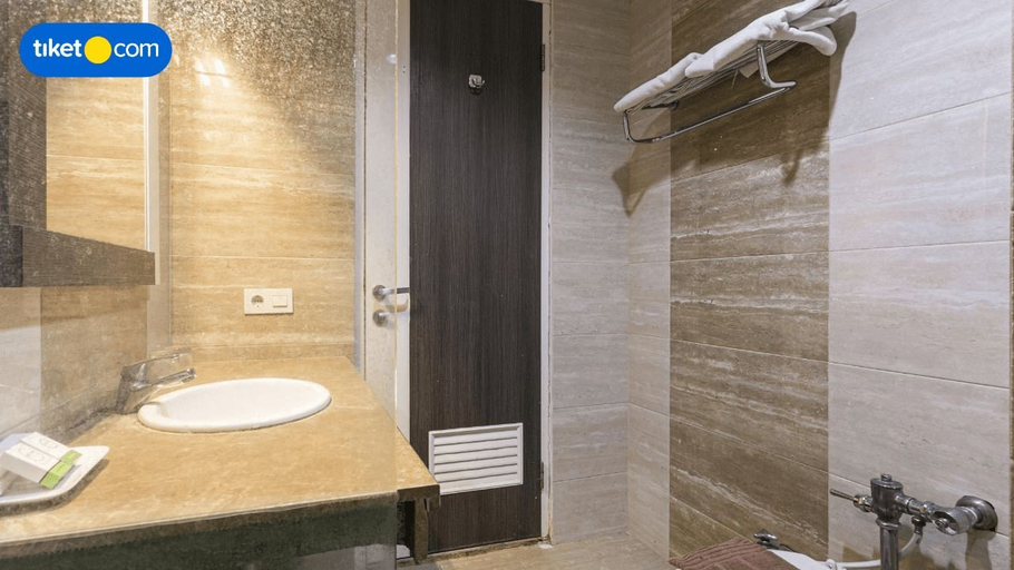 Bathroom 5, Pose In Solo, Solo