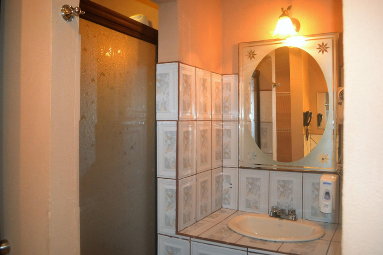 Bathroom 4, Hotel Diuwak, Aguirre