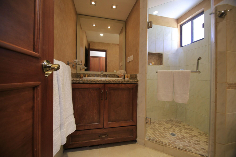 Bathroom 5, Playa del Sol, La Paz