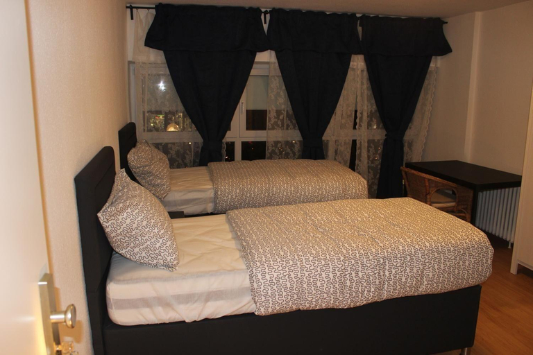 Bedroom 4, Hotel Garni Emir, Köln