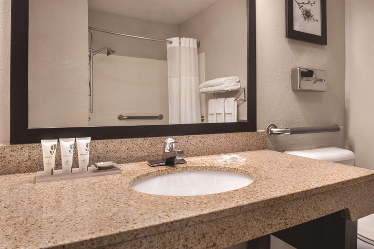 Bathroom 4, Country Inn & Suites by Radisson, Mt. Pleasant-Rac, Racine