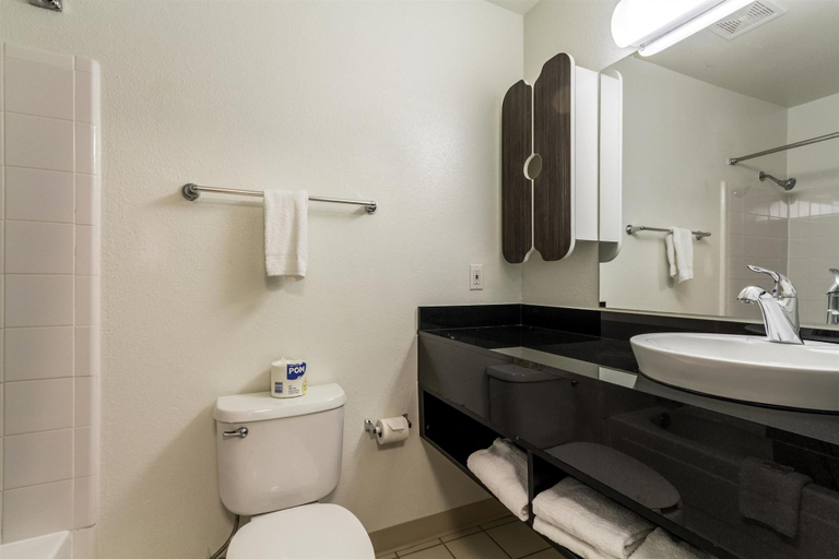 Bathroom 4, Studio 6 Dallas, TX - Northwest, Dallas
