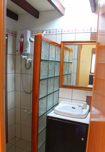Bathroom 5, Cocomango's Resort, Panglao