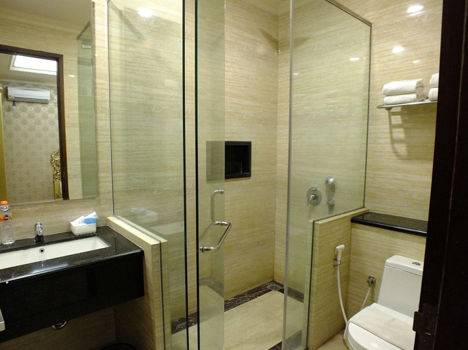 Bathroom 4, Apple Green Hotel, Malang