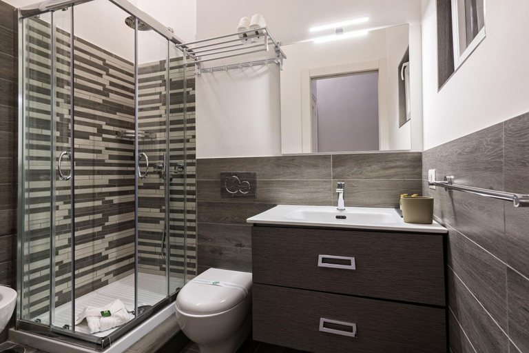 Bathroom 4, President Gardens, Rome