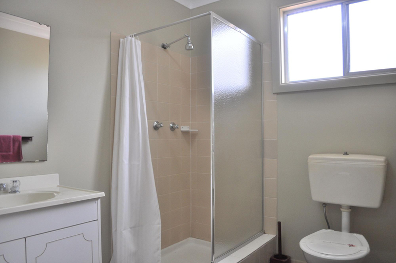 Bathroom 5, Wagon Wheel Motel, Warrumbungle Shire