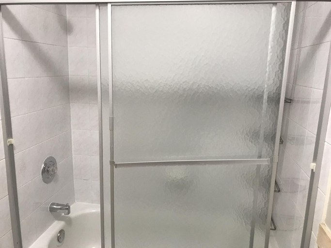 Bathroom 2, Guardian Cottage, Peel