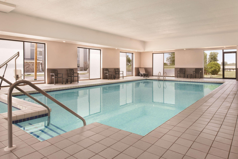 Sport & Beauty 5, Country Inn & Suites by Radisson, Mt. Pleasant-Rac, Racine