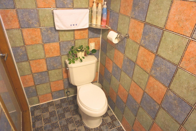 Bathroom 5, Gangneongjeon Hanok Stay, Jeonju