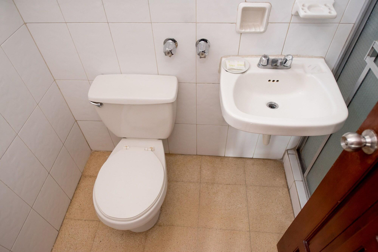 Bathroom 4, Hotel Acapulco, Panamá