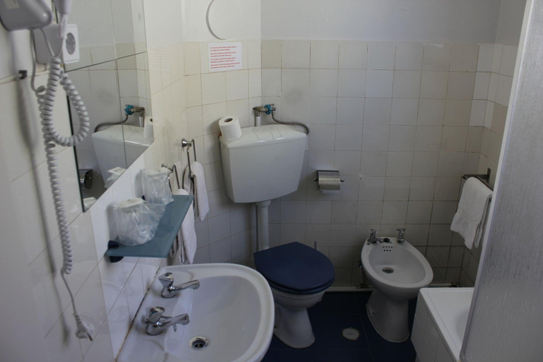 Bathroom 4, Residencial Duque de Saldanha, Lisbon